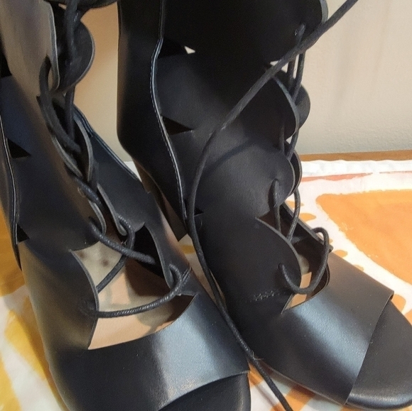 TORRID NWOT Black Scalloped Lace Knee High Boots Size 7.5W - Picture 4 of 10